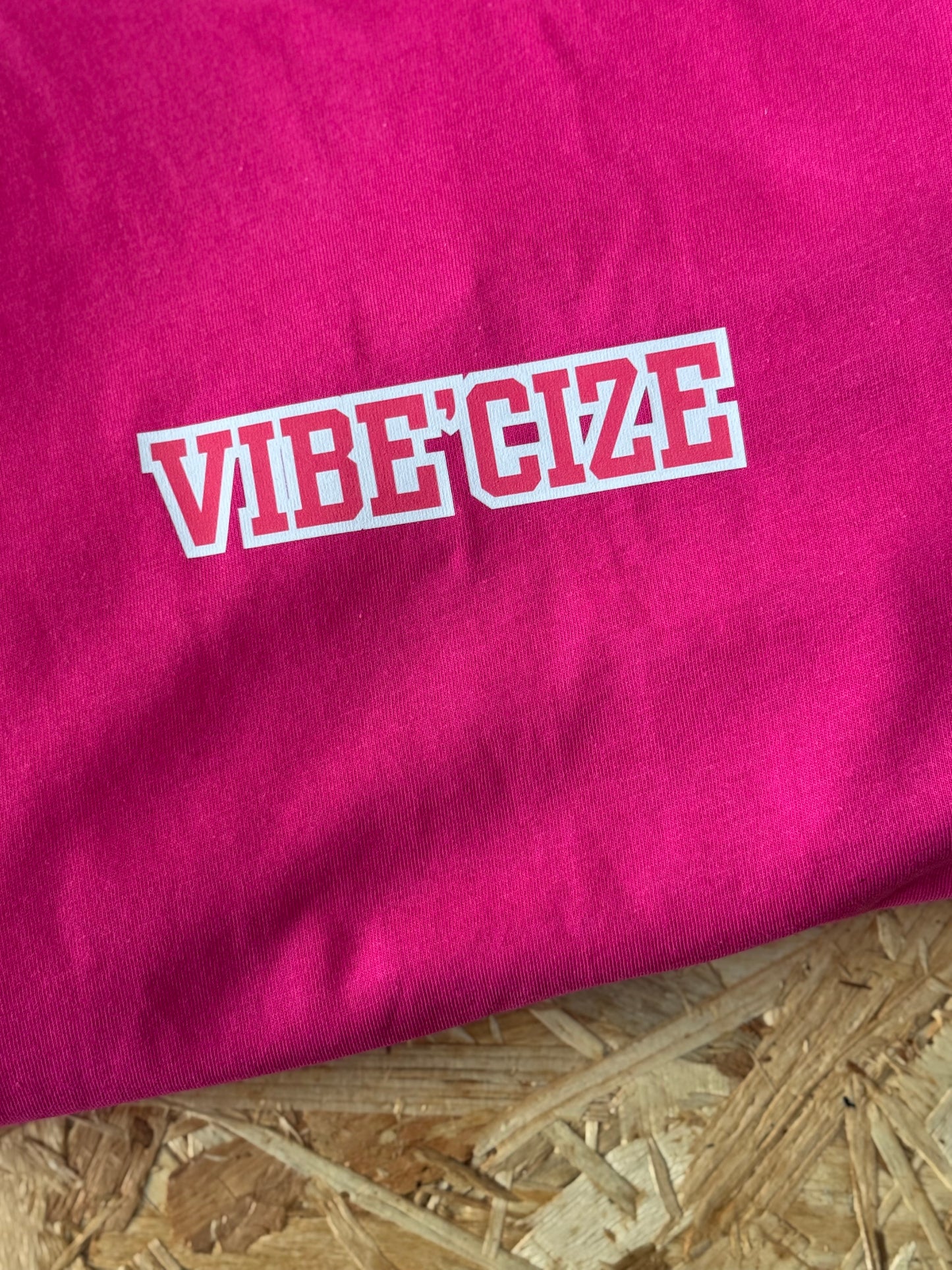 VIBE'CIZE Cropped Tee – Hot Pink